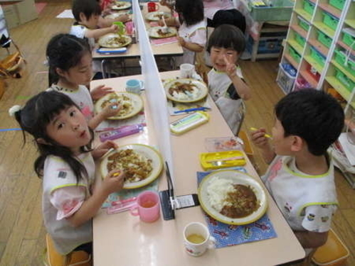 今日は誕生会とカレー曜日！