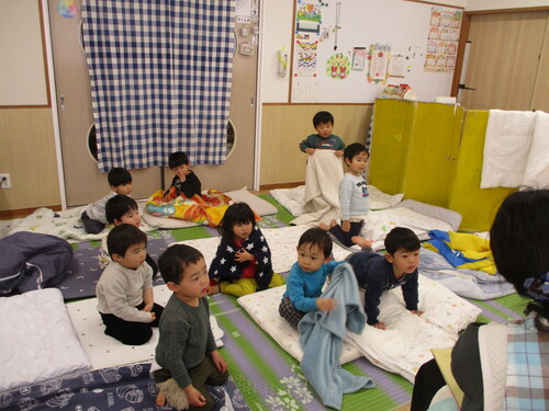 お昼寝前の絵本タイム