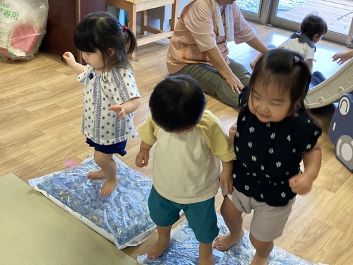 ４